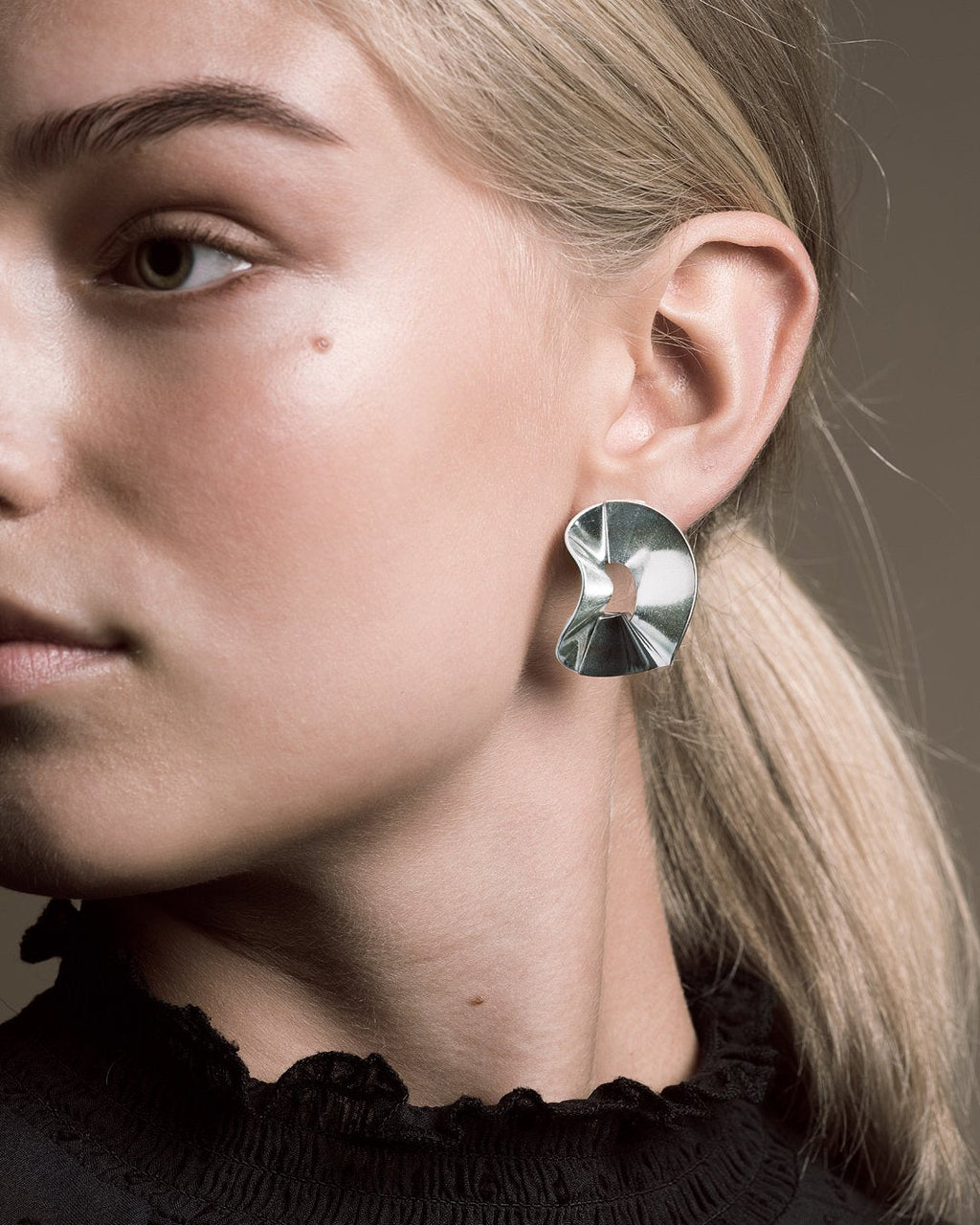Kalevala Alluring round earrings, silver, Kalevala Modern